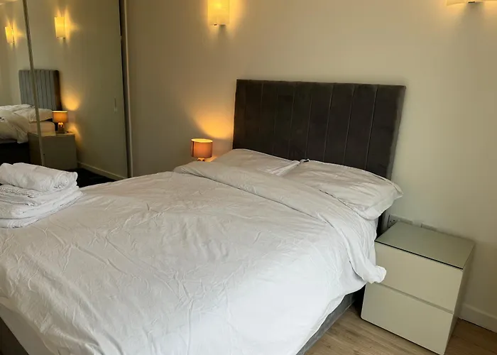 Luxury Modern 1 Bedroom Apartment With Balcony