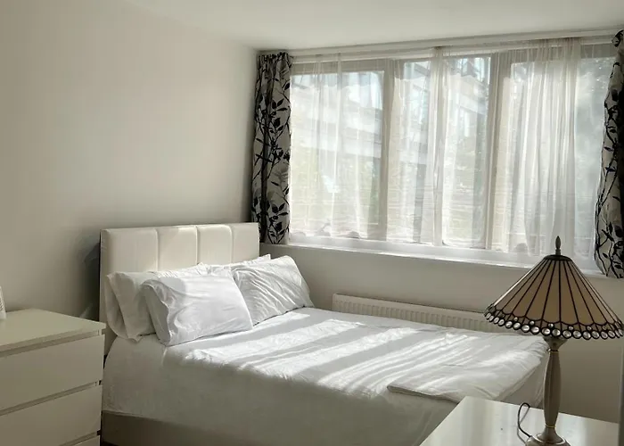 Modern 3 Bedroom 3 Bathroom Apartment With Private Garden - Maida Vale