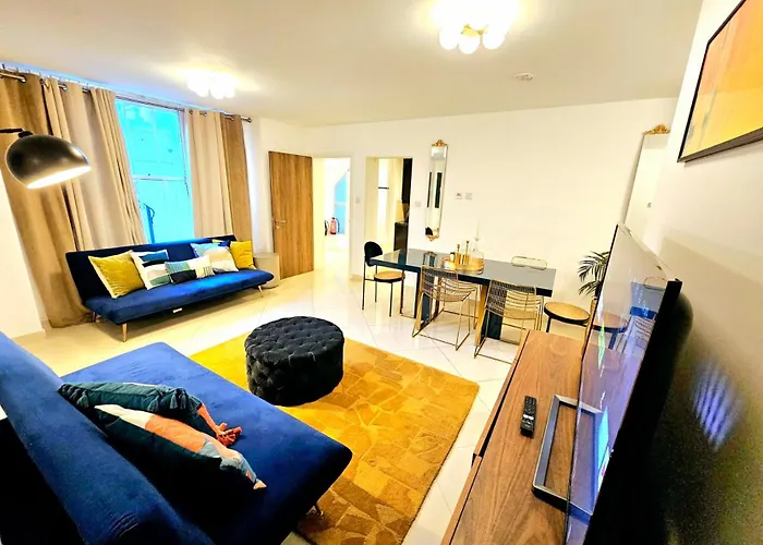 Modern Hyde Park Home With Private Entrance & Private Back Patio Near Bayswater & Paddington Stations