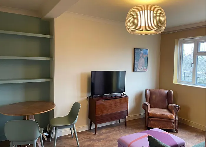 Kennington Flat With Balcony, King Size Bed And Free Parking Overlooking Park