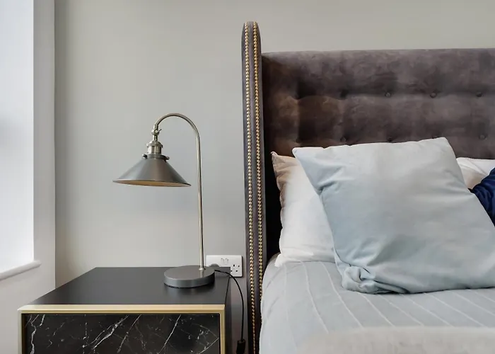 Modern And Spacious Penthouse Apartment In Putney With Free Parking