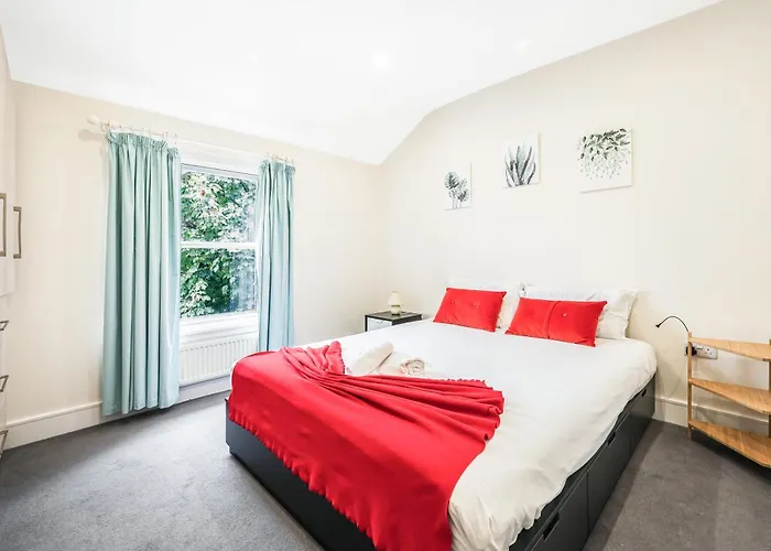 Pass The Keys Cosy Elegant Shepherds Bush Flat