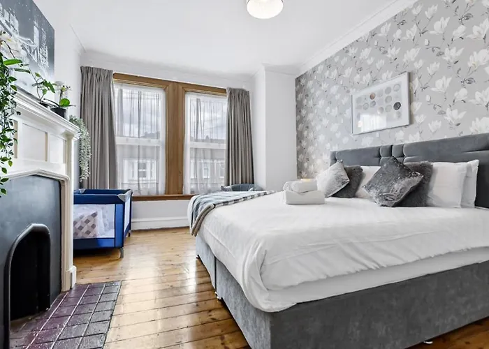 City Escape: Sleek And Comfy 3 Bedroom House W/ Garden