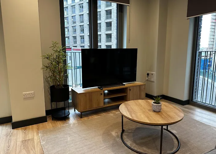 Spacious & Luxurious 2-Bed Apartment In London