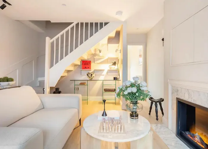 Spring Stays Cosy 2-Bed Residence With Free Parking