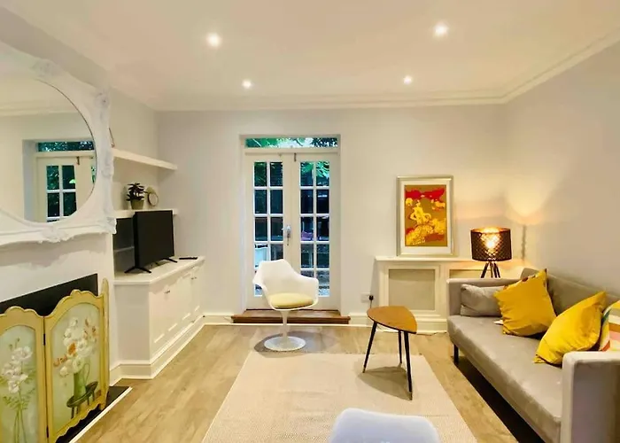 Beautiful 2 Bed/ 2 Bath Notting Hill Garden Flat