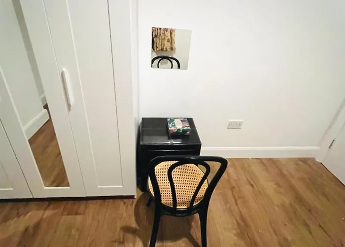 Double Bed Room Large King Size Room In Beautiful Flat R 02