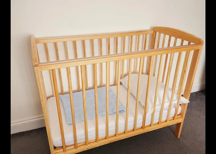 12 Minutes To Central London Kings Cross, 6 Minutes Walks To The Train Station - Free Parking 3 Bed 2 Bath Fully Refurbished Flat No Party Or Gathering Allowed
