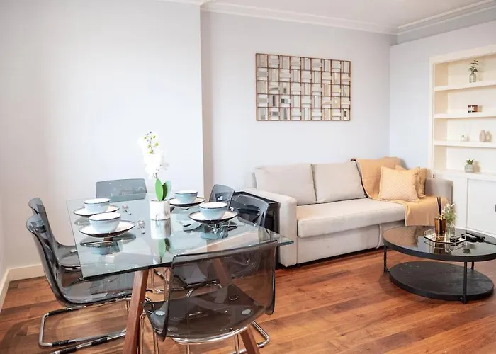 Stunning Views Modern Decor Flat In Kensington
