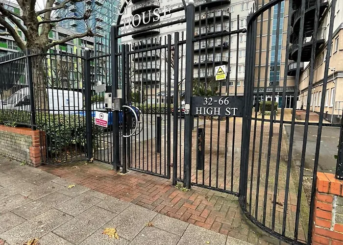 Cozy Apartment In Stratford Next To Abba