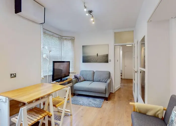 Stunning 2Bdr With Beautiful Garden