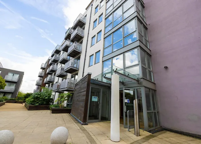 Beautiful And Spacious 2-Bed Apartment In London