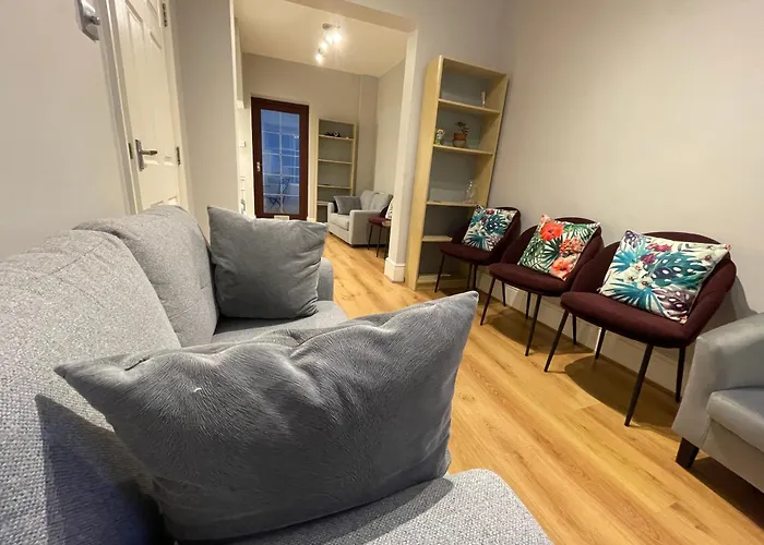 Charming 4 Bed Town House With Roof Terrace