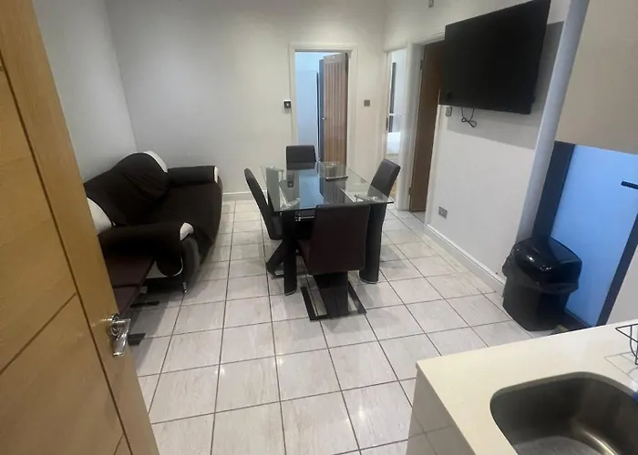 N8, Modern 2 Bedroom Apartment