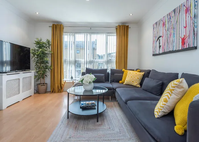 2 Bed Town House With Garden In Hackney, London