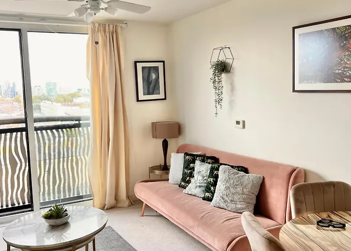 Central London Skyline View Highest Floor Service Apartment