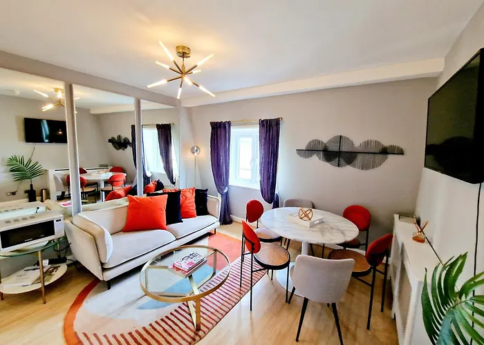 Brilliant 3 Bedroom\'S Apartment In Hyde Park With Elevator - 1 Flight Of Stairs Only