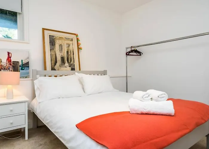 Spacious 2 Bed Garden Flat By The Thames+Parking