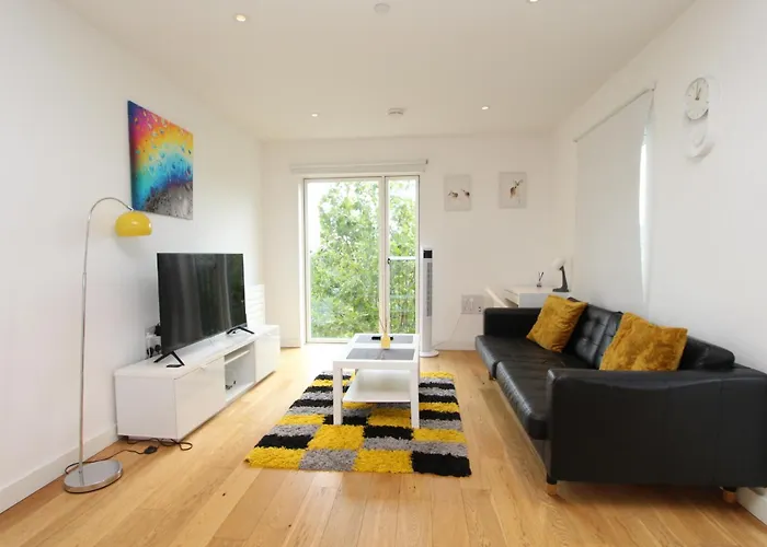 Spacious & Modern 1 Bedroom Close To Station In E16