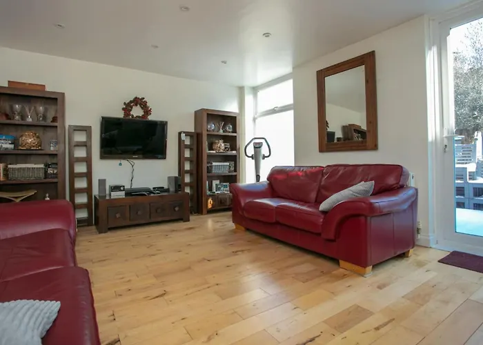 Stunning 3 Bedroom House With Garden In Battersea