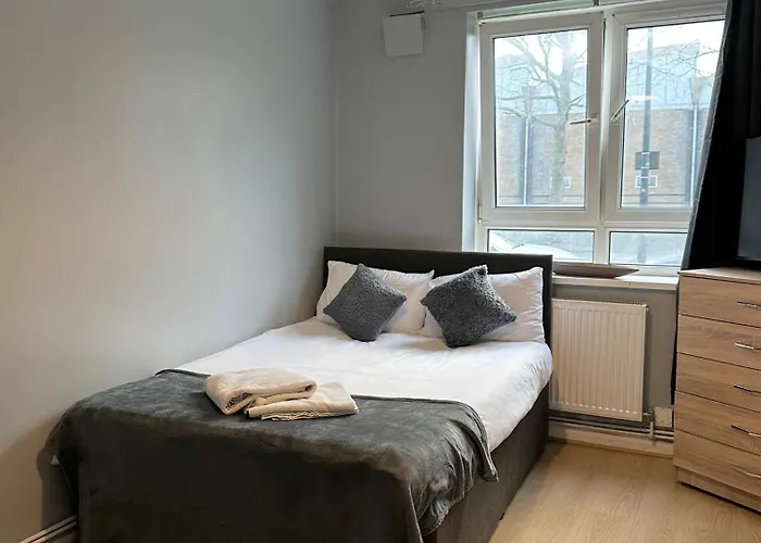 1 Bedroom Flat In Whitechapel, London