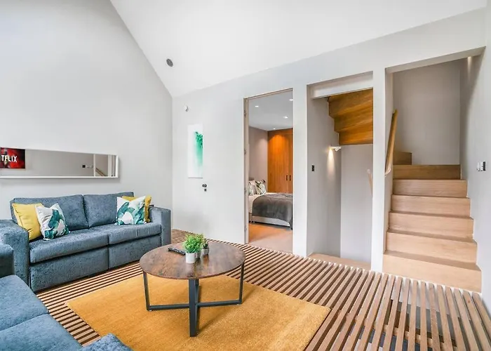 Tottenham- Exquisite 4-Bed Retreat With Ping Pong And Pool - Sleeps 7, Free Parking, Contractors & Long Stays Welcome