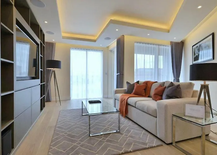 Room In Luxury Modern Home With Pool, Gym & Spa Access