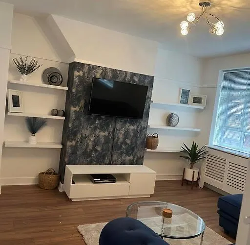 Flat In White City - Westfield