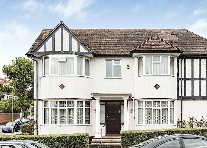 Large 5 Bedroom House In Finchley