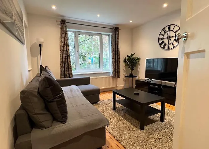 3 Bed Luxury House, 10 Min Walk To Underground