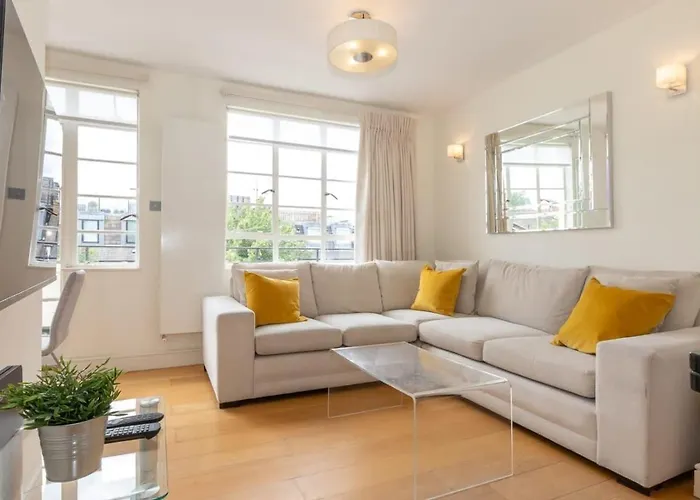 Bright & Spacious Top Floor Apartment In Chelsea