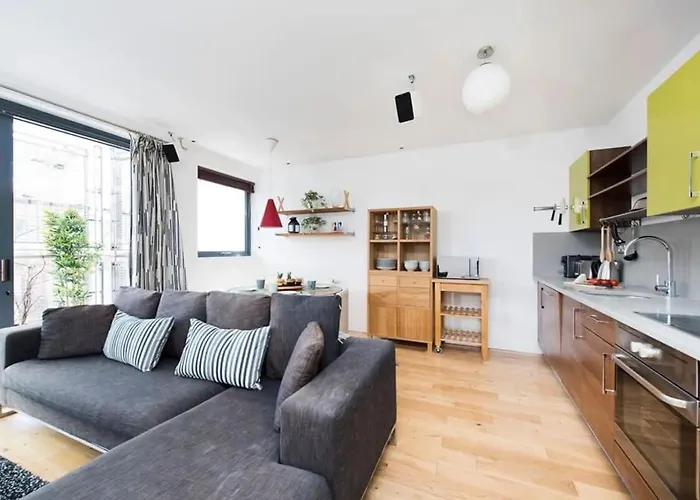 Modern 2 Bed Apartment W Balcony In London