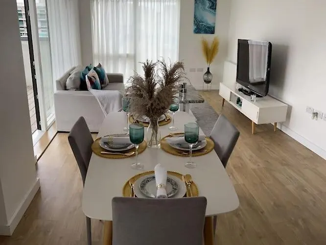 Contemporary Urban Retreat, 2-Bedroom Haven By London City Airport