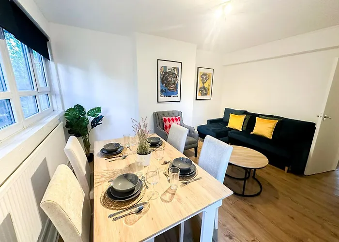 Vibrant 3 Bedrooms Flat With Private Balcony Near Finsbury Park, Wood Green