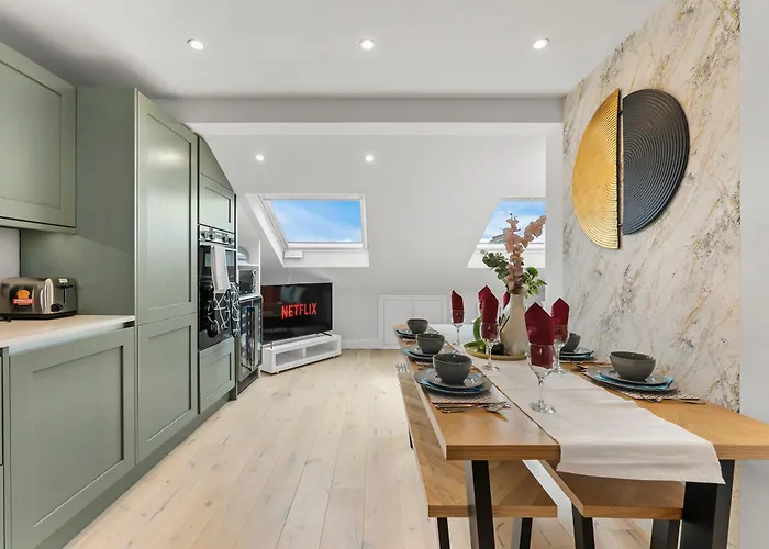 Peaceful Retreat With Balcony - Sleeps 9