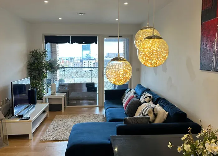 Luxury 3 Bedroom Flat In Stratford, London