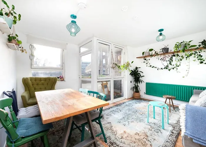 Cozy 1-Bedroom Oasis With Balcony In London\'S Heart