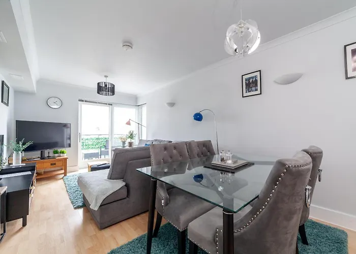 Stylish Chic Retreat: 1-Bed, Near Canary Wharf