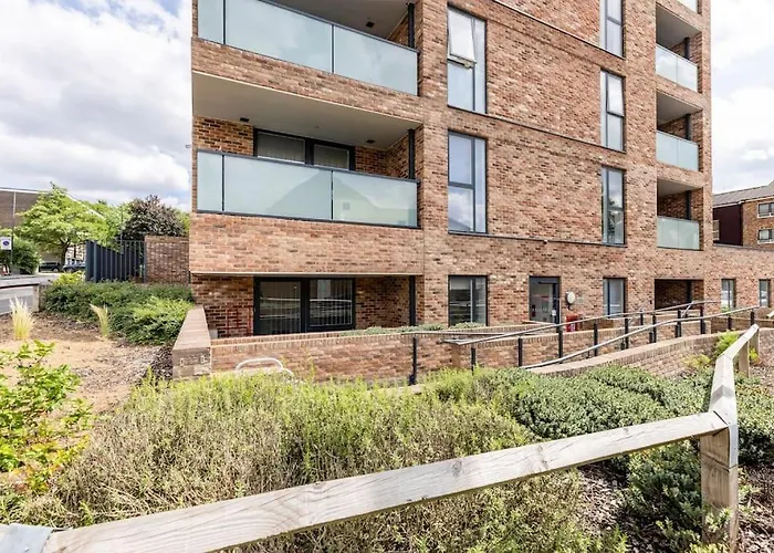 Stylish & Comfortable Top-Floor Flat In Harrow