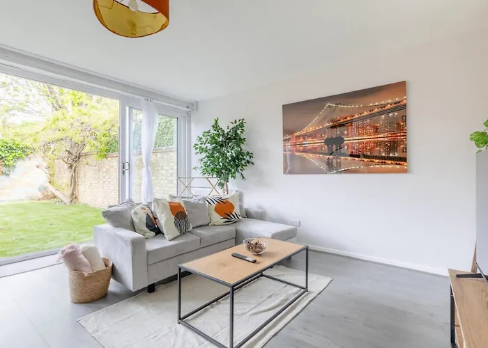 Newly Renovated 3Bd Home Islington!