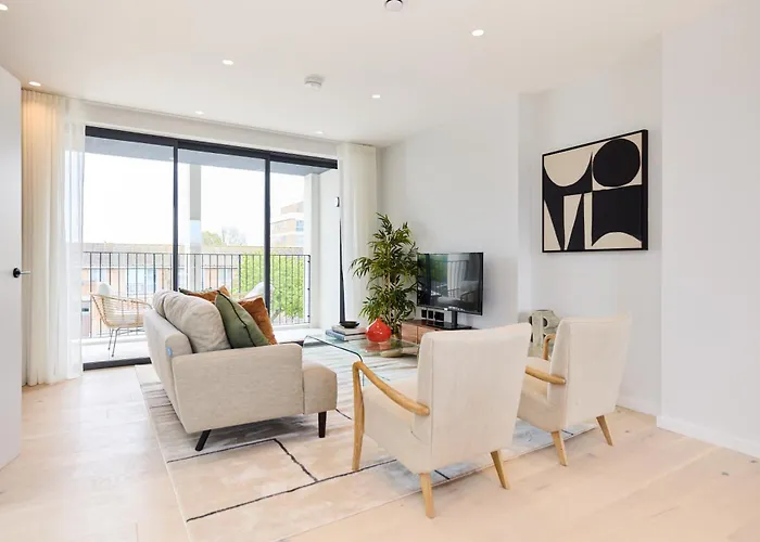 The Brondesbury Hideaway - Stylish 3Bdr Flat With Balcony & Parking