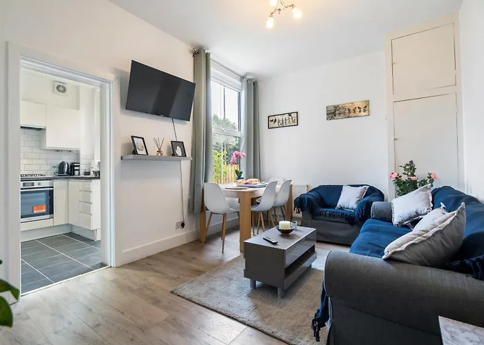 Modern 3 Bedroom Apartment In Wimbeldon Park