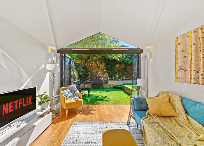 3 Bedroom Mews Home - Clapham Common - Free Private Parking - Sleeps 5 - Newly Refurbished - Sweetpea & Pillow Properties