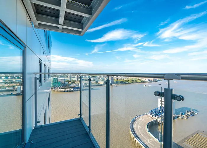 Skyvillion - London River Thames Top Floor Apartments By Woolwich Ferry, Mins To London Excel, O2 Arena , London City Airport With Parking
