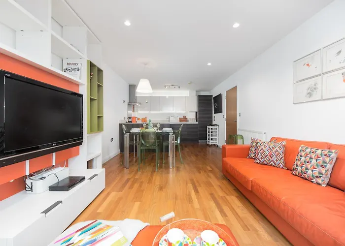 Two Bedroom Flat With Balcony In Central Wimbledon