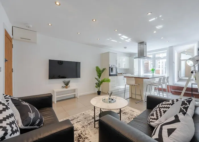 Stylish Two Bedroom Apartment By Central London With Garden