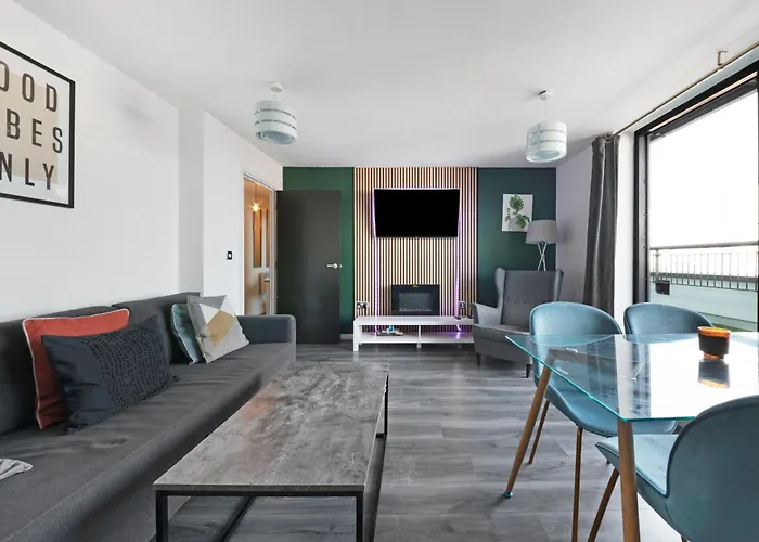 Penthouse W/ Hot Tub Near Stratford, Westfield
