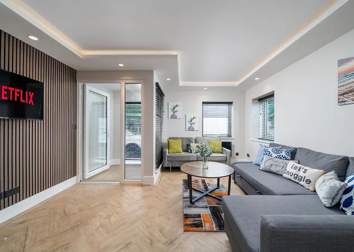 Skyvillion - Cozy Large 4 & 1 Bed Apartments In London Enfield, Mins To Tube Station, Free Wi-Fi
