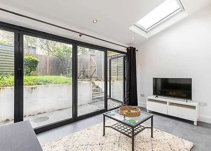 Cosy And Modern Battersea Home