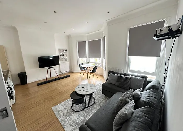 Spacious 2 Bed Flat In London